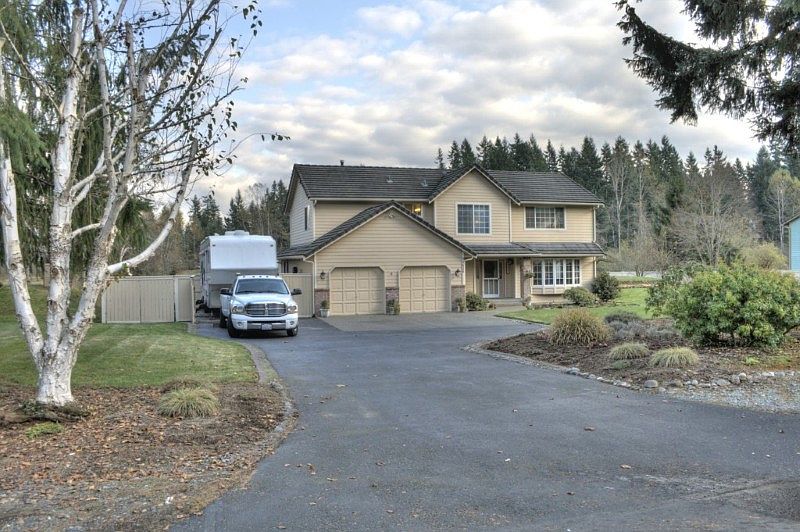 Beautiful 2 story home in a gorgeous setting on 6/10th acre in Horseshoe lake. offering a sense of privacy and community. 3 car tandem garage and enclosed RV parking for all your toys and hobbies. New Hardiplank siding 2001.