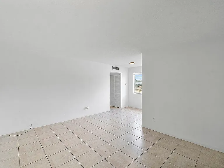14950 N Miami Ave #4 — Photo 2