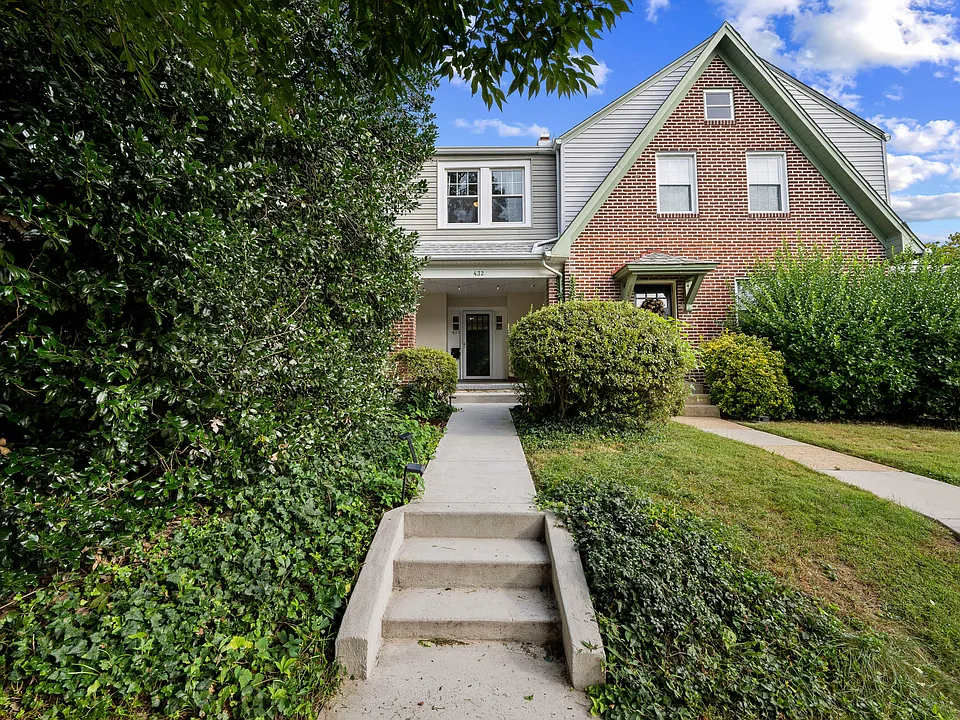 432 Kenneth Sq