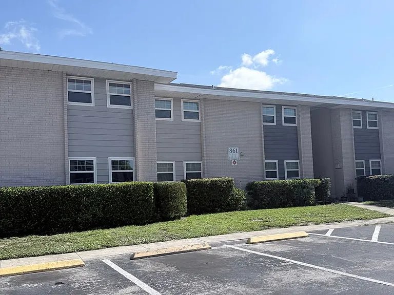 861 Sky Lake Cir #C — Photo 3