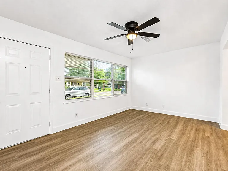 1206 Gary Ave — Photo 3