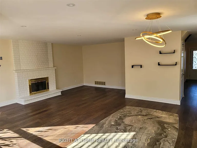 1080 Glenashton Dr #UPPER — Photo 13