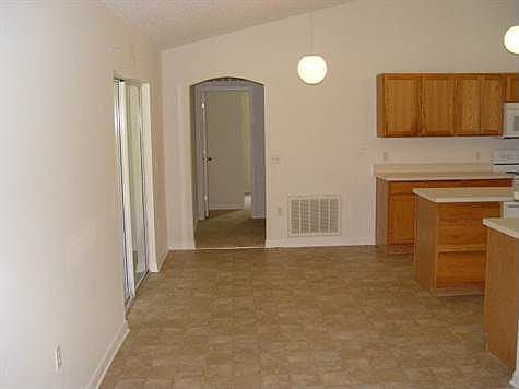 4th image of 19 Pine Croft Ln