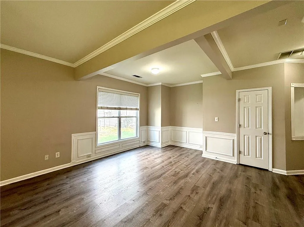 3 bed, 2.5 bath, 1895 sqft, $2,295 — Photo 2