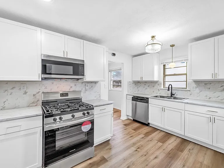 27151 Farringdon Ave — Photo 3