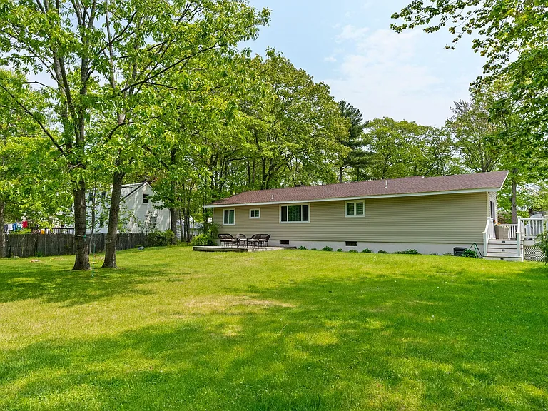 Laurene Dr — Photo 37