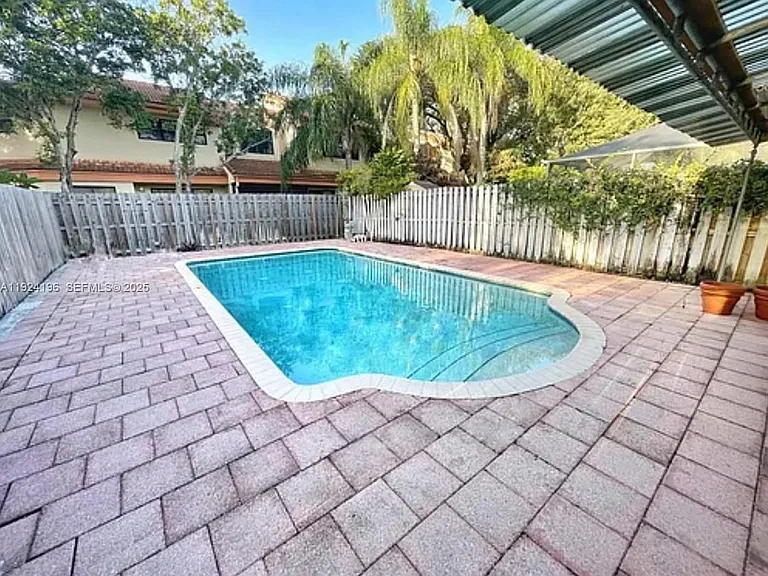 3325 Oak Dr #TOWNHOUSE — Photo 8