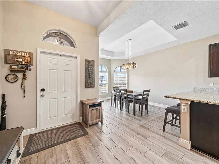 340 Palm Breezes Dr — Photo 6