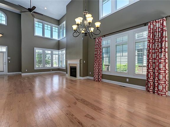3rd image of 160 Ashbourne Dr