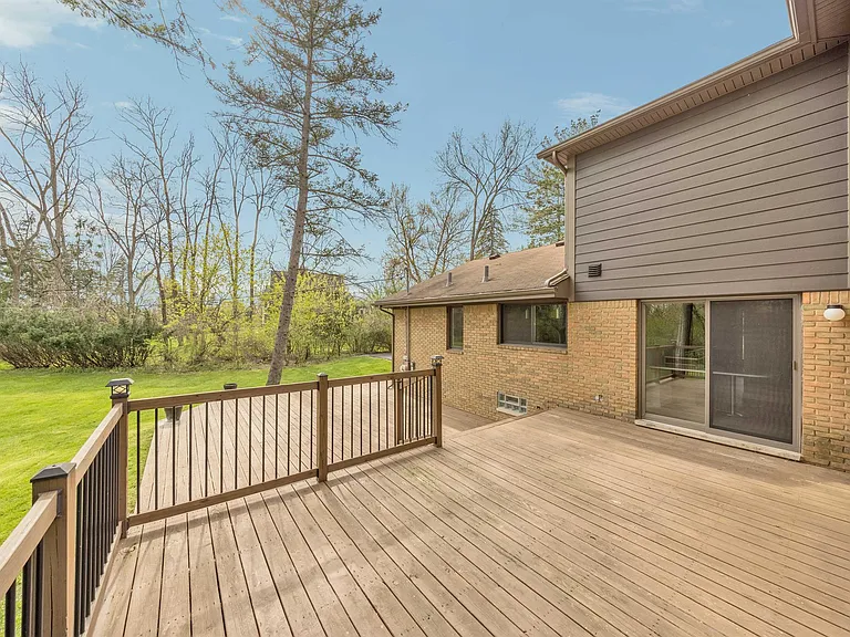 5240 Clarendon Crest St — Photo 44