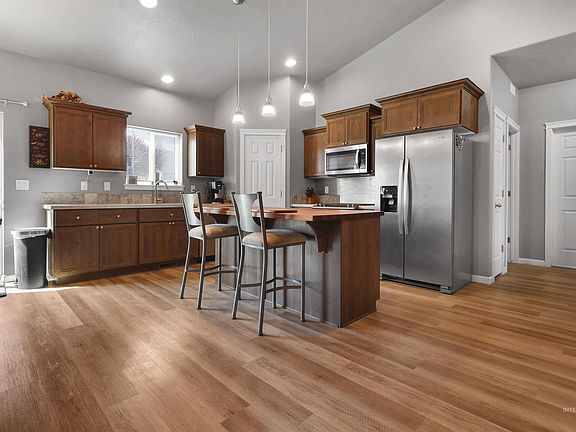 5th image of 612 Heidi Ave