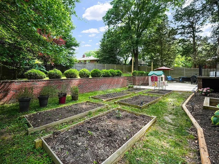 1911 Paul Spring Pkwy — Photo 11