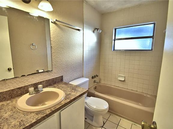 4th image of 701 Holt Cir