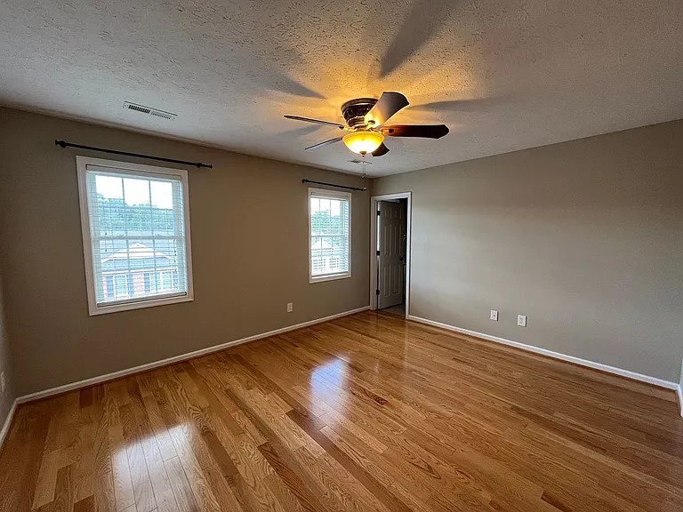 696 Wyndhurst Dr — Photo 17