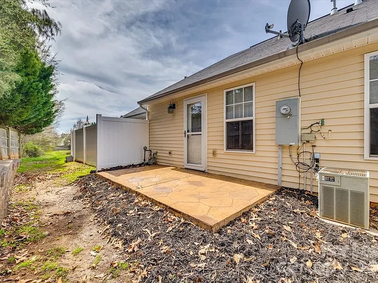 2052 Shady Pond Dr — Photo 25