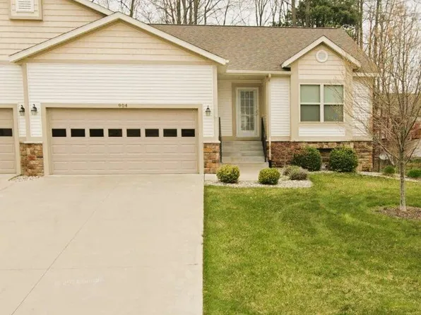 904 S Sandalwood Cir, Norton Shores, MI 49441