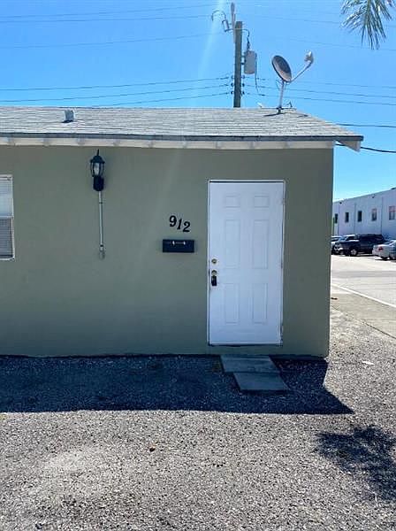 1st image of 912 11th Ave N #N