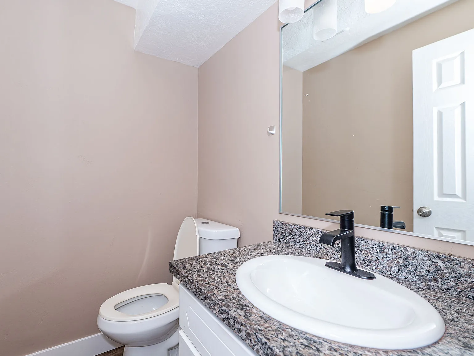 3 bed, 2.5 bath, 1800 sqft, $1,800 — Photo 3