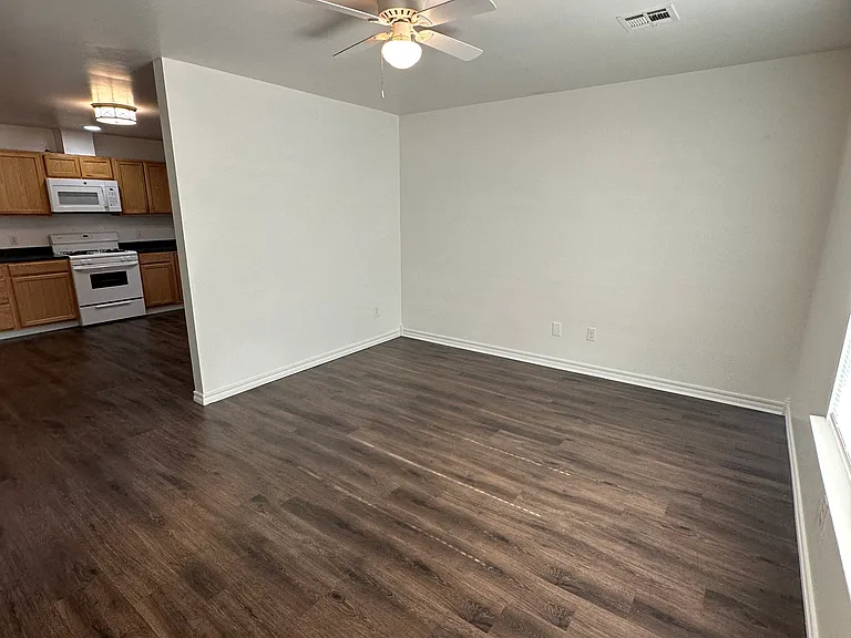 622 S Ash St — Photo 2