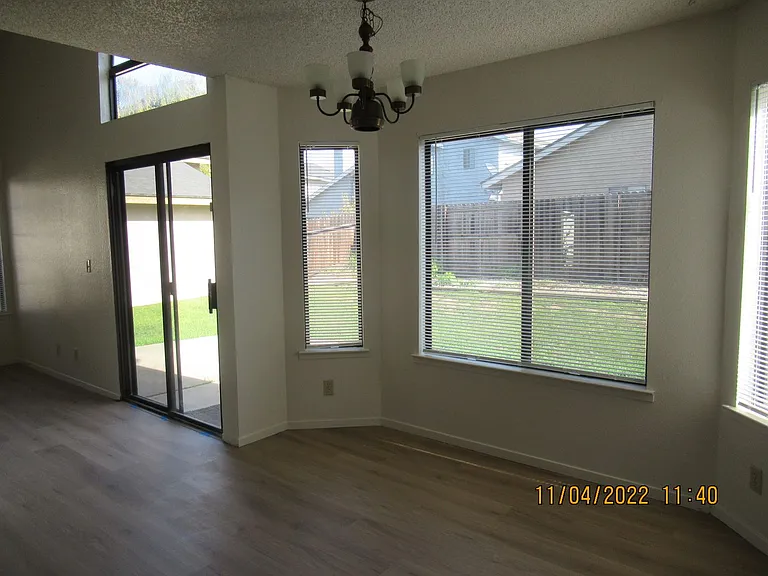 1220 Iris Ct — Photo 4