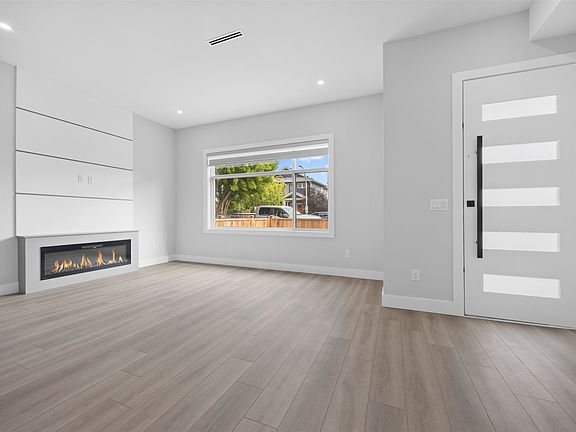 4th image of 954 Stockwell Ave #1