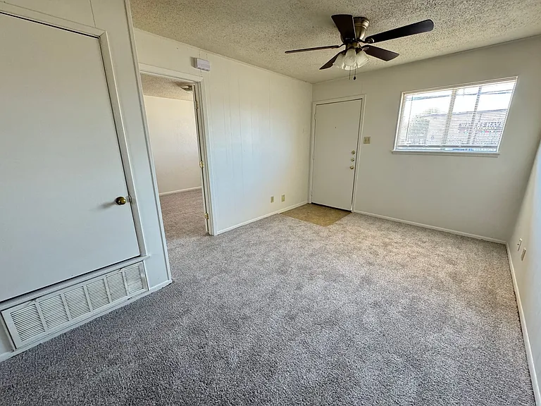 807 W Hallmark Ave — Photo 5