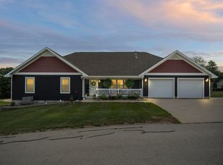 204 Scenic Heights Dr, Elgin, IA 52141