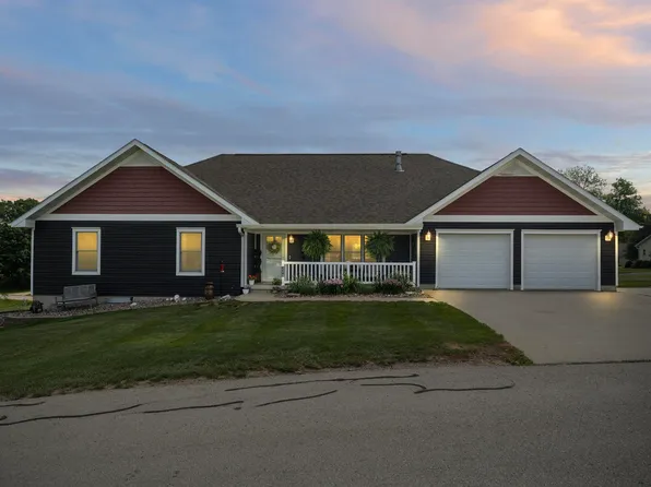 204 Scenic Heights Dr, Elgin, IA 52141