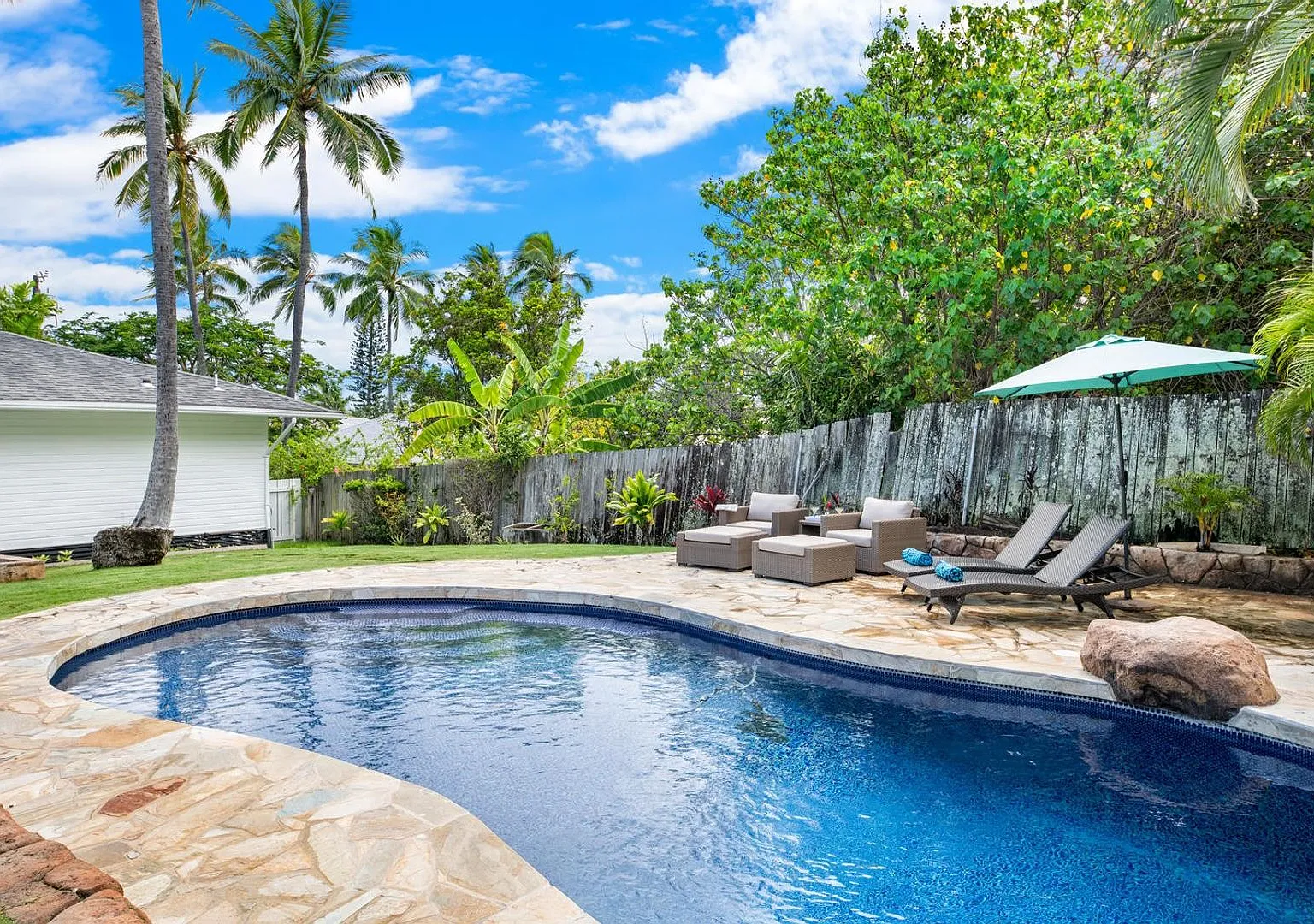 3bd/2ba Beachy Charm Home w/Private Pool & Close Walk to beach. Lanikai Cottage — Photo 1