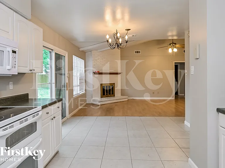 2707 Wood River Dr — Photo 6