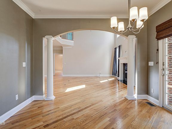8th image of 405 Heather View Dr