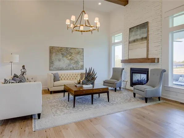 17909 Manor St, Overland Park, KS 66085