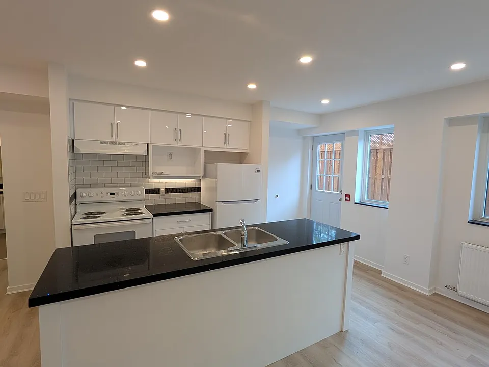 10 Elvaston Dr