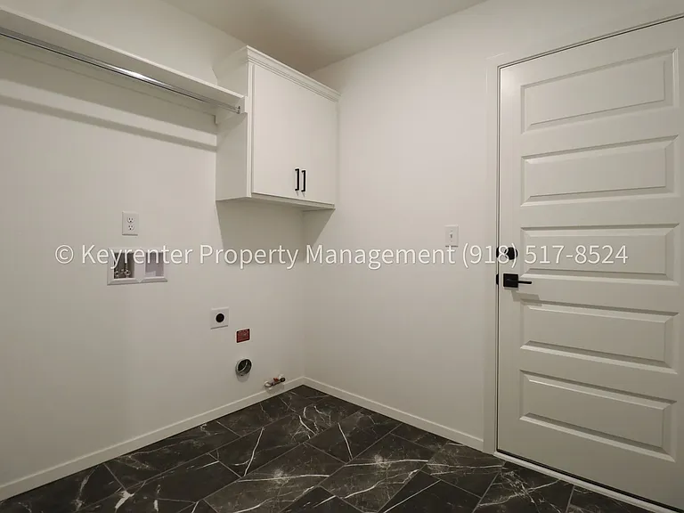 2908 S Redwood Ave — Photo 45