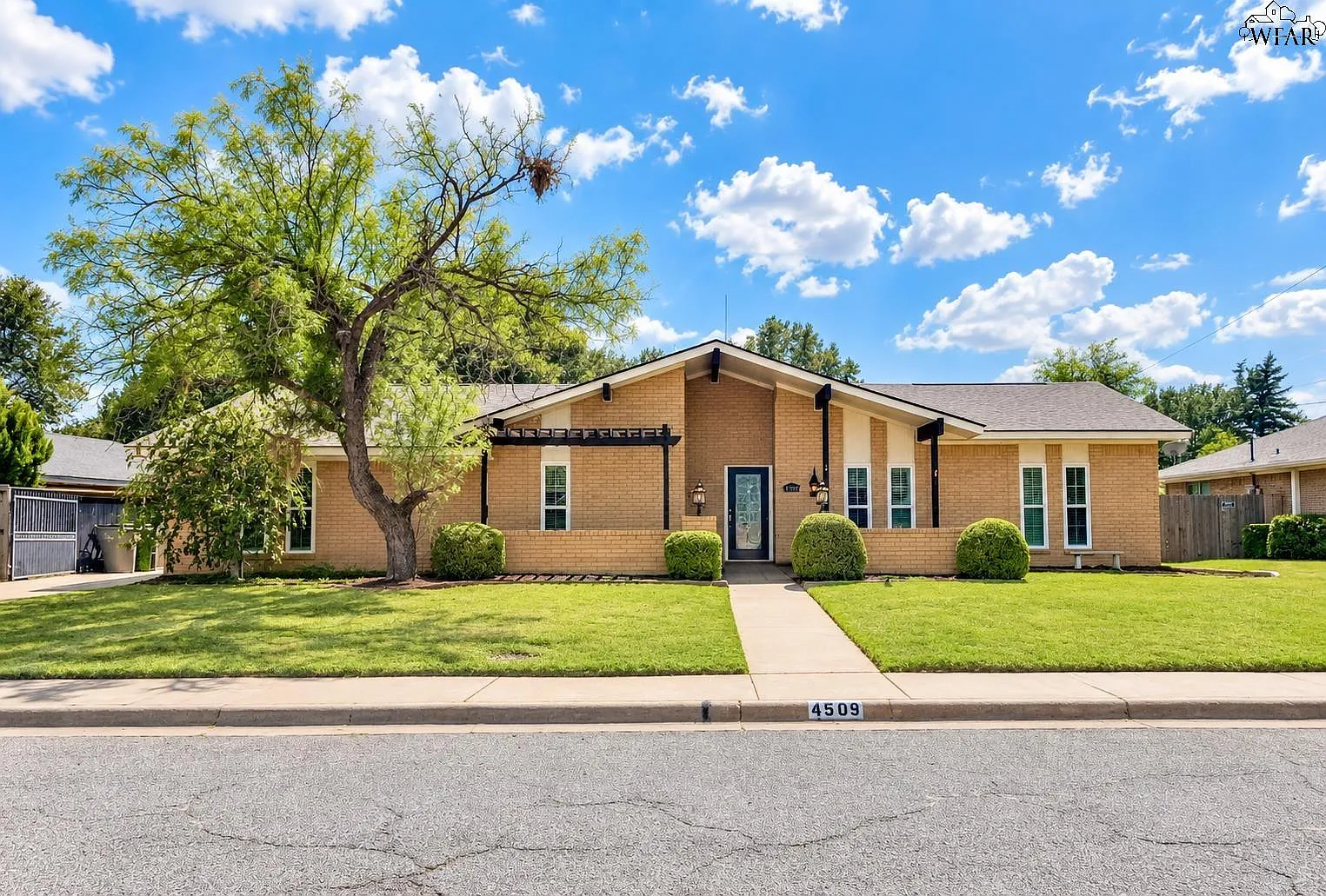 4 bed, 2.5 bath, 2137 sqft, $2,300 — Photo 1