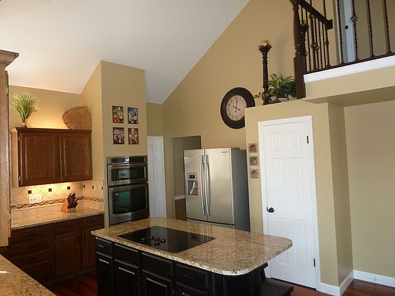 5th image of 144 Crestmont Cir