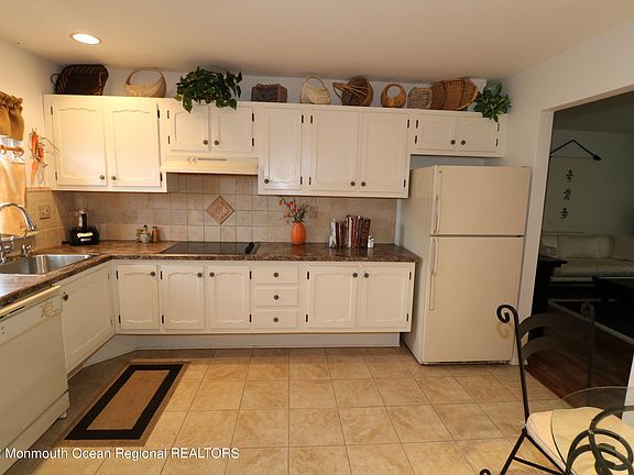 3rd image of 325 Coventry Court #B