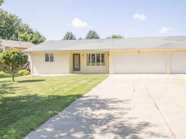 704 4th St NW, Orange City, IA 51041