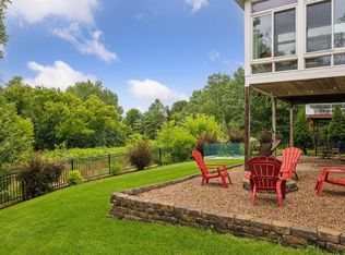 1048 Rosemary Cir, Chaska, MN 55318