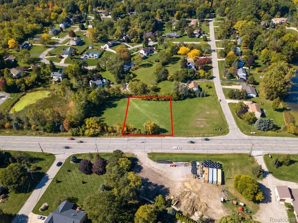 2 S Saginaw St, Grand Blanc, MI 48439