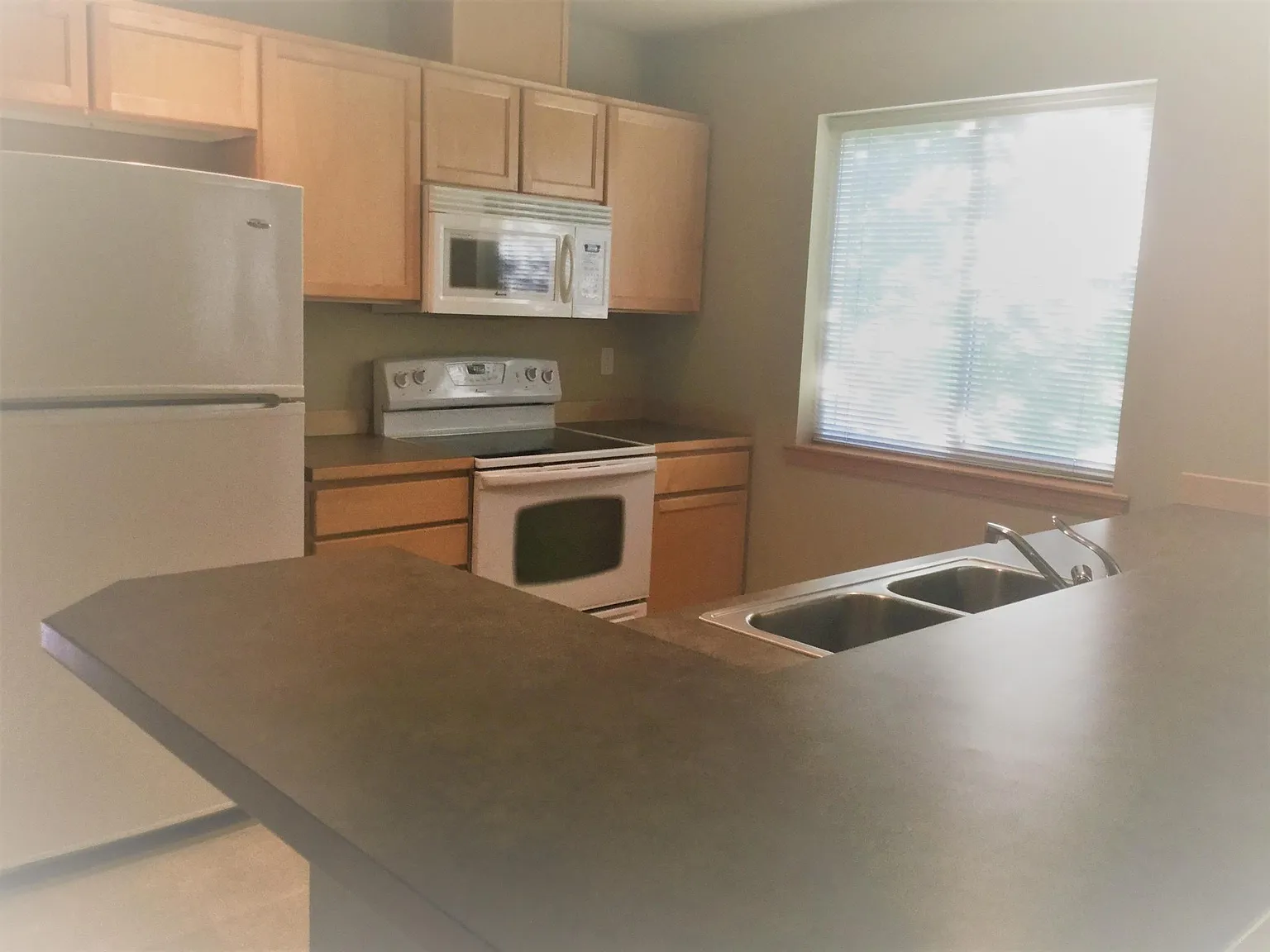 2 bed, 2.5 bath, 1300 sqft, $1,700 — Photo 3