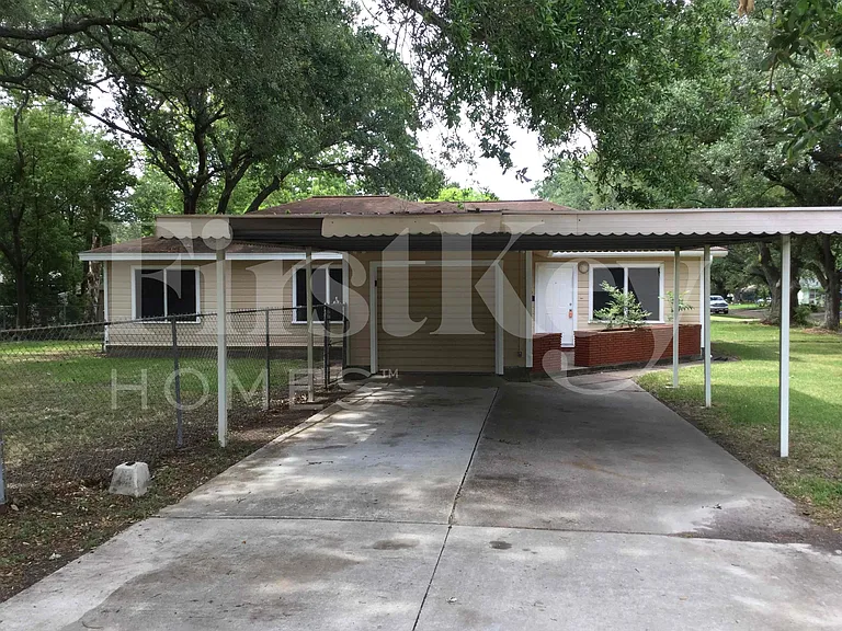 1108 W Camp Cir — Photo 1