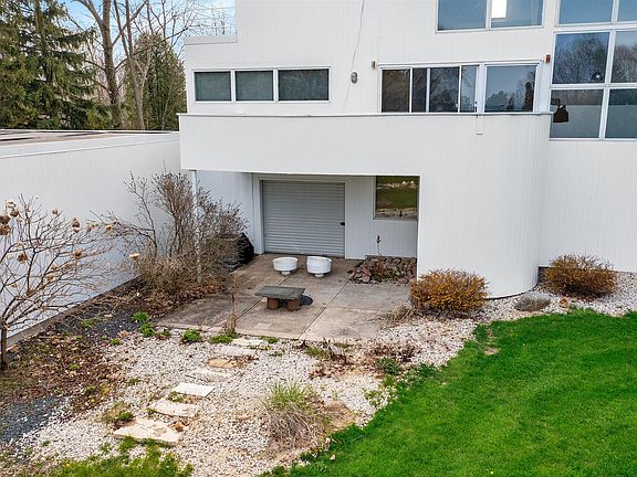 3rd image of 568 Lake Shore Rd
