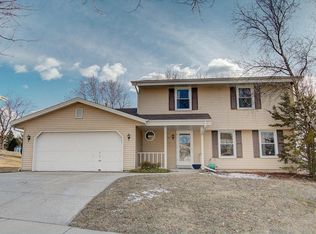 2000 Fieldcrest Ln, Waukesha, WI 53186