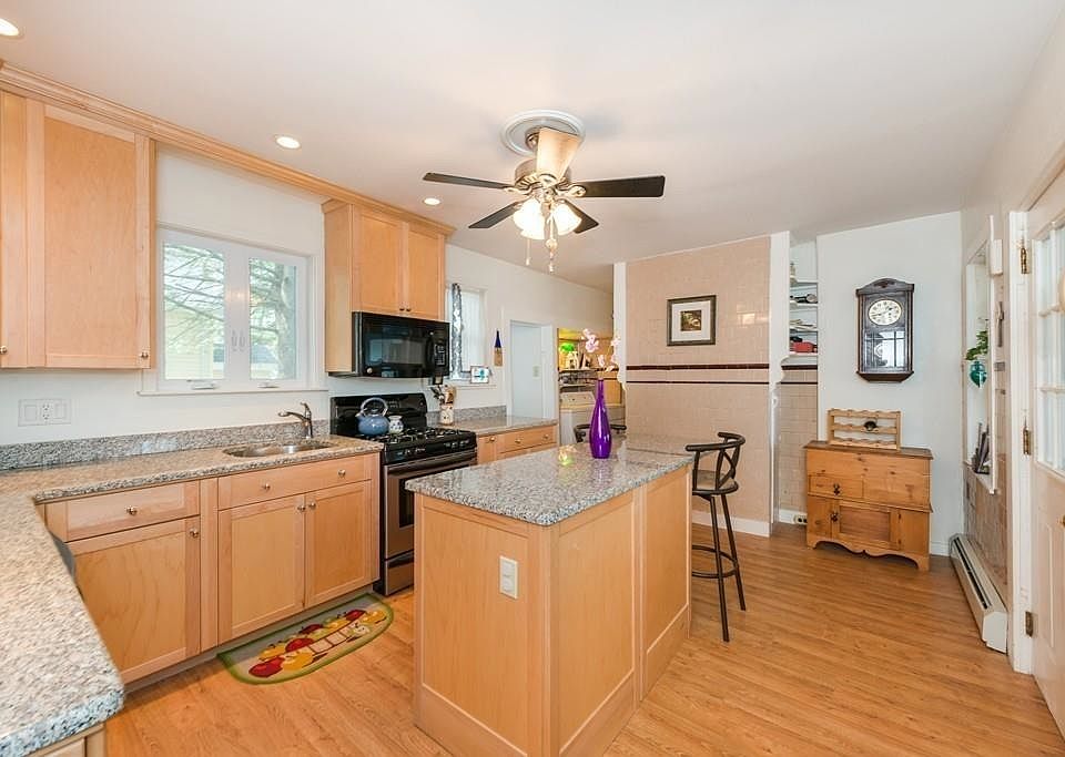 2nd image of 231 Maple St #1
