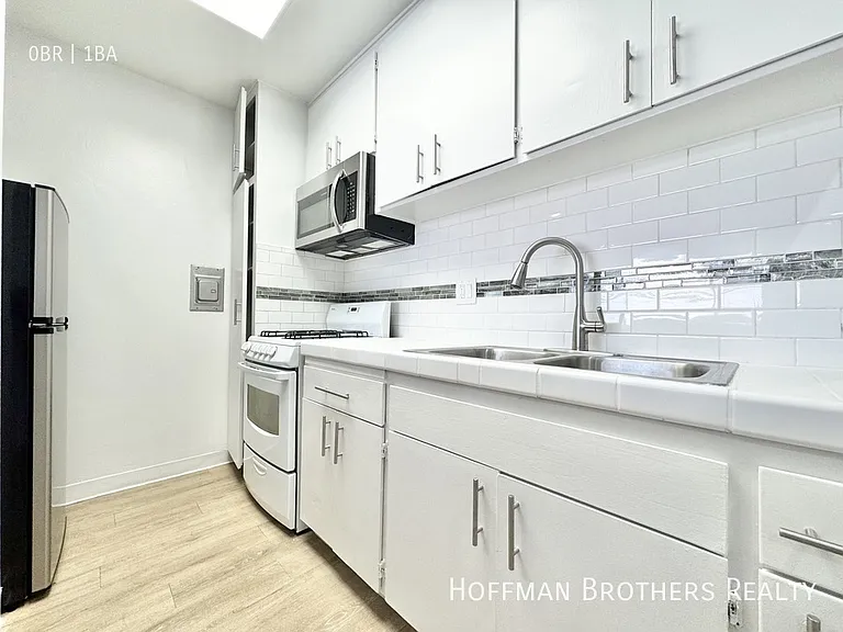 12309 Burbank Blvd #6 — Photo 2