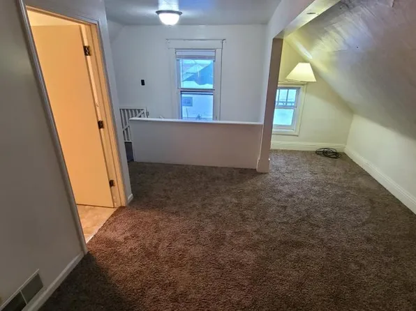 314 1/2 E Pine St, Cadillac, MI 49601