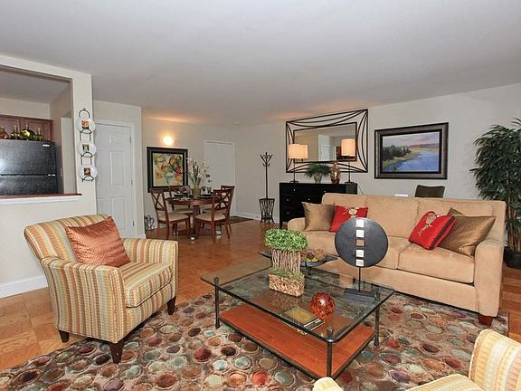 2nd image of 650 Lansdowne Way APT 204