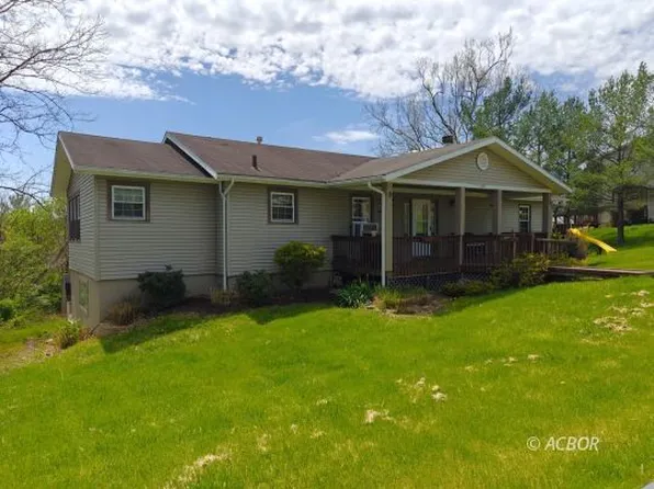 6360 Avanelle Dr, Athens, OH 45701