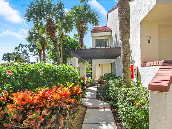 3rd image of 203 Sea Oats Dr APT A